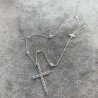 Naszyjnik z grawerowanym krzyżem i lilijką