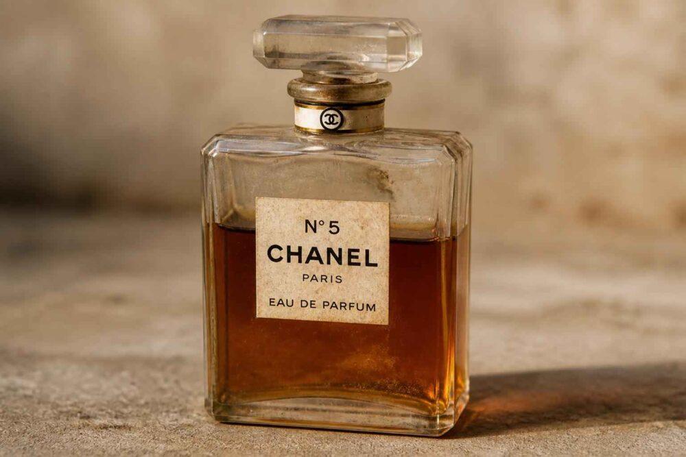 Bursztynowy flakon perfum Chanel N°5 Eau de Parfum na kamiennej powierzchni