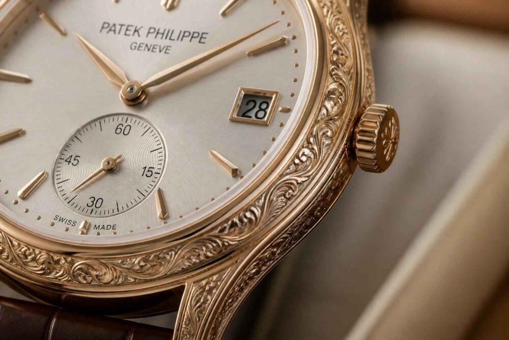 Złoty zegarek Patek Philippe z ozdobną kopertą, datownikiem i małą tarczą sekundową